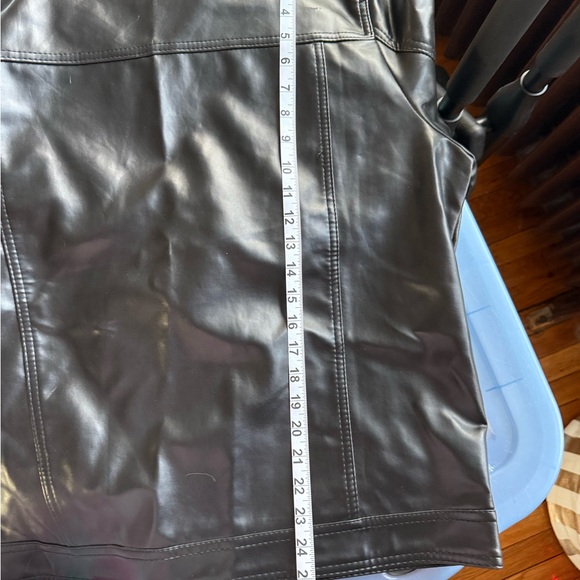 Black Lightweight Leather Jacket with Full-Length Zipper and Classic Design - Picture 11 of 12